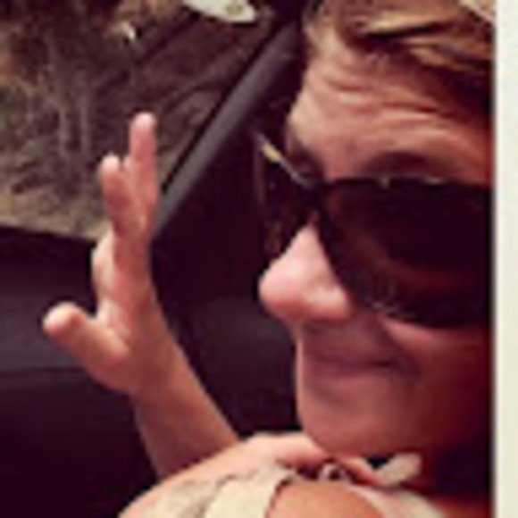 Meet your Posher, Laura - Picture 1 of 1